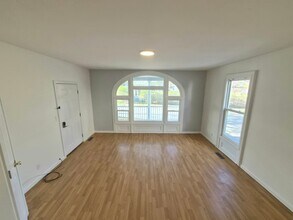 142 Washington St, Unit Apt 1 in Saratoga Springs, NY - Foto de edificio - Building Photo