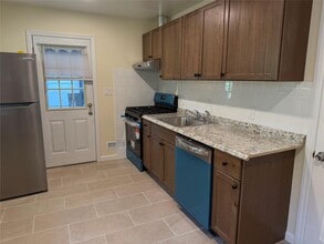 11 Holle Pl in Carle Place, NY - Building Photo - Building Photo