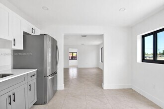 1102 NW 103rd St in Miami, FL - Building Photo - Building Photo