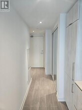 8 Wellesley St W in Toronto, ON - Building Photo - Building Photo