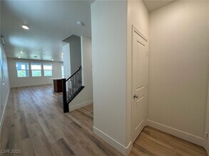 6988 Sylmar Ave in Las Vegas, NV - Building Photo - Building Photo