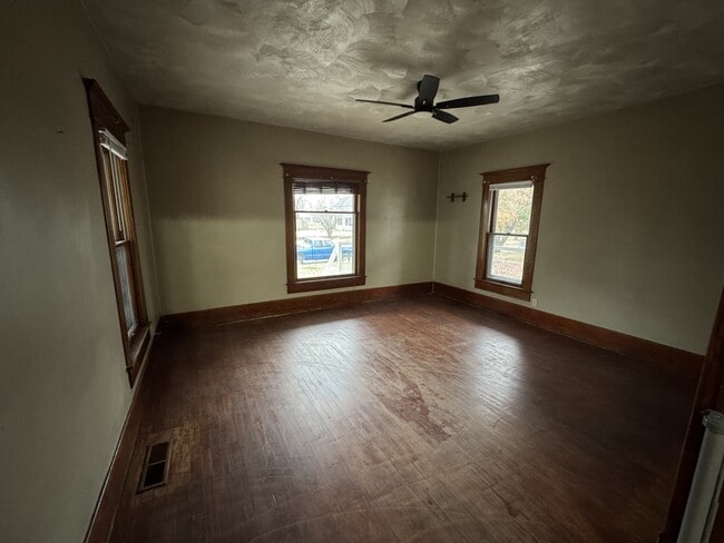 716 E Ave B in Hutchinson, KS - Building Photo - Building Photo