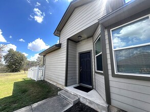 711 Rolling Oak Dr in Round Rock, TX - Foto de edificio - Building Photo