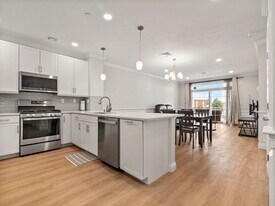 320 Middlesex Ave, Unit 320 Middlesex Avenue in Medford, MA - Building Photo