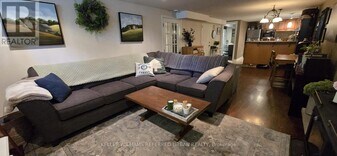 30 Collins Crescent in Aurora, ON - Building Photo
