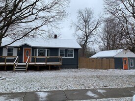 700 W Ildereen St in Springfield, MO - Building Photo