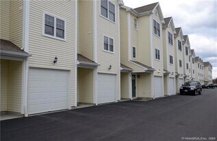 527 W Thames St, Unit 1 in Norwich, CT - Building Photo