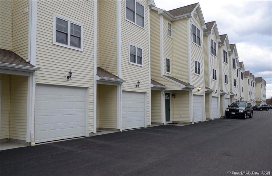 527 W Thames St, Unit 1 in Norwich, CT - Building Photo