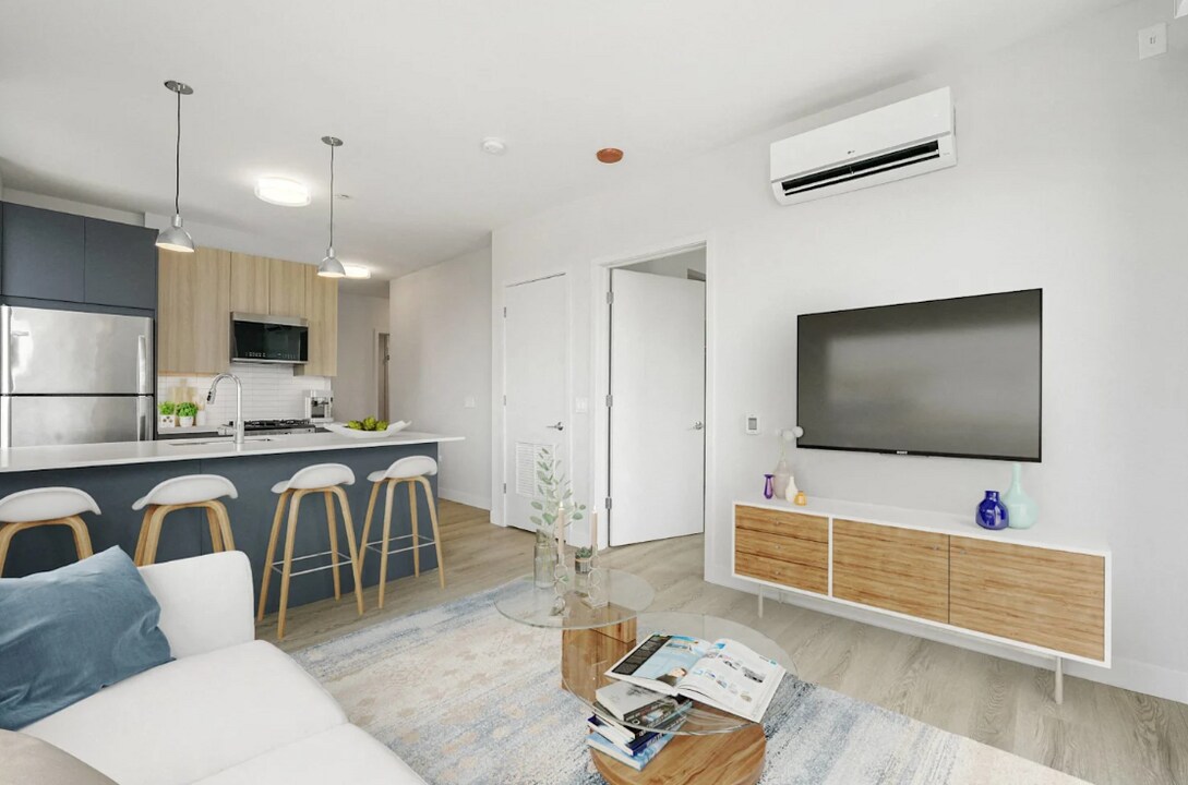 300 N Ashland Ave, Unit 2 in Chicago, IL - Building Photo