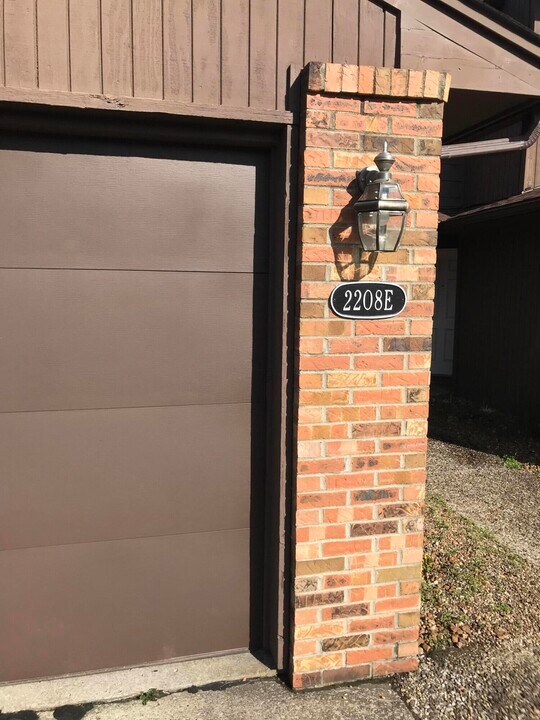 2208 Bushnell Dr in Columbia, MO - Building Photo