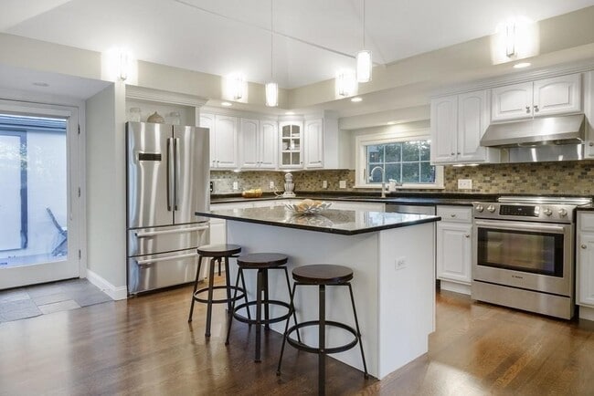 10 Hillcrest Pkwy in Winchester, MA - Building Photo - Building Photo