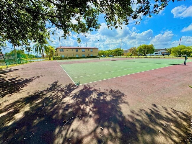 8734 SW 3rd St, Unit 204 in Pembroke Pines, FL - Building Photo - Building Photo