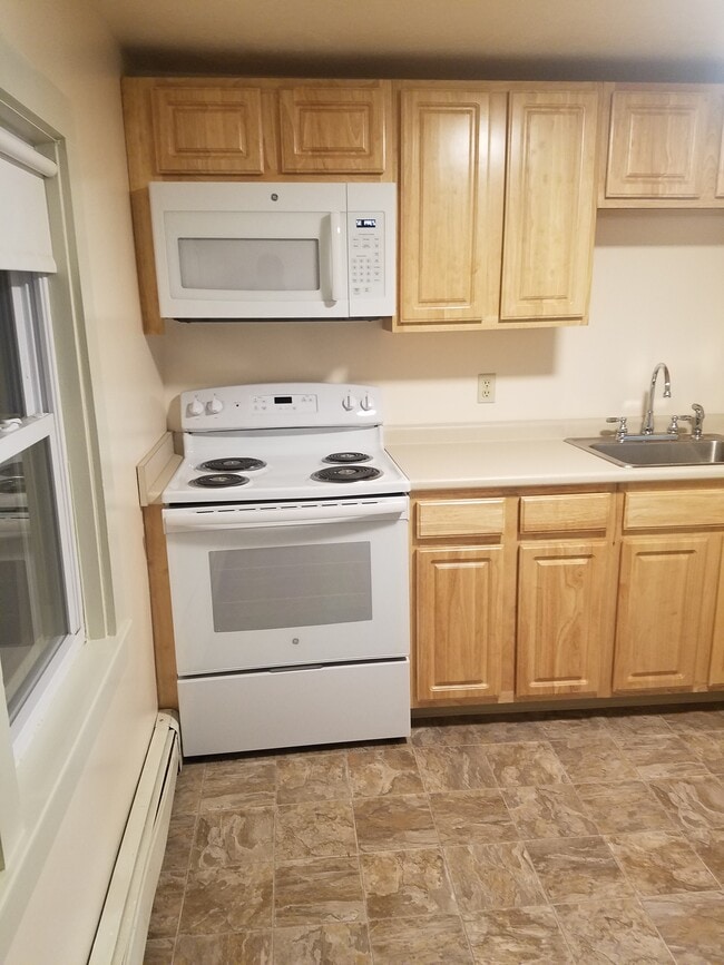 42 Winthrop St, Unit Winthrop st in Taunton, MA - Building Photo - Building Photo