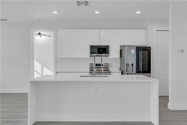 1034 Chiquita Blvd N in Cape Coral, FL - Foto de edificio - Building Photo