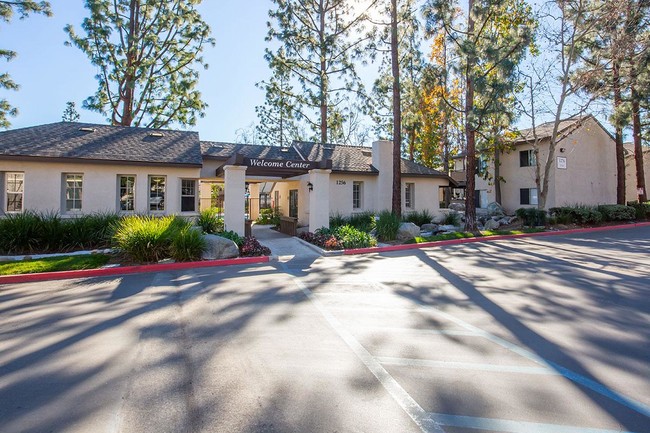 Mountain View Apartment Homes in Upland, CA - Foto de edificio - Building Photo