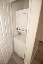 580 Camino De La Reina in San Diego, CA - Building Photo - Building Photo