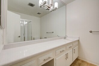 Natick Park South in Sherman Oaks, CA - Foto de edificio - Building Photo