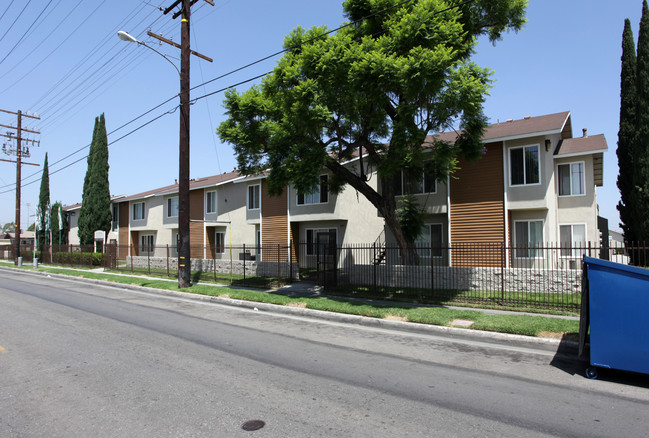 Las Brisas Apartments in Cudahy, CA - Building Photo - Building Photo