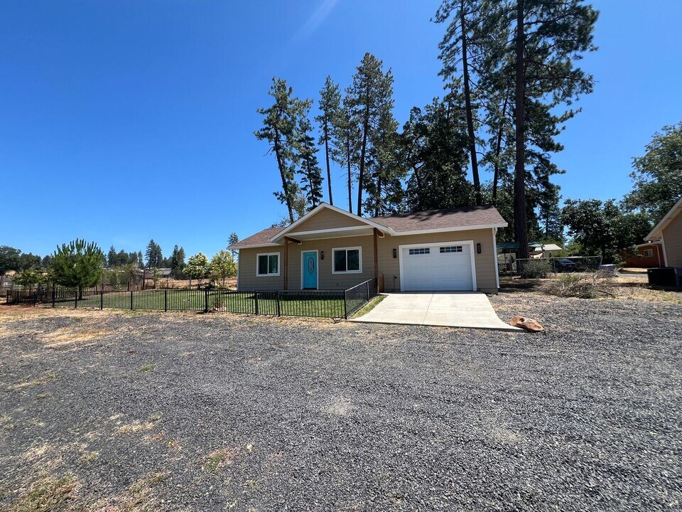 1263 Nunneley Rd in Paradise, CA - Foto de edificio