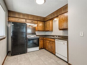 821 Russell Cir in Norman, OK - Building Photo - Building Photo