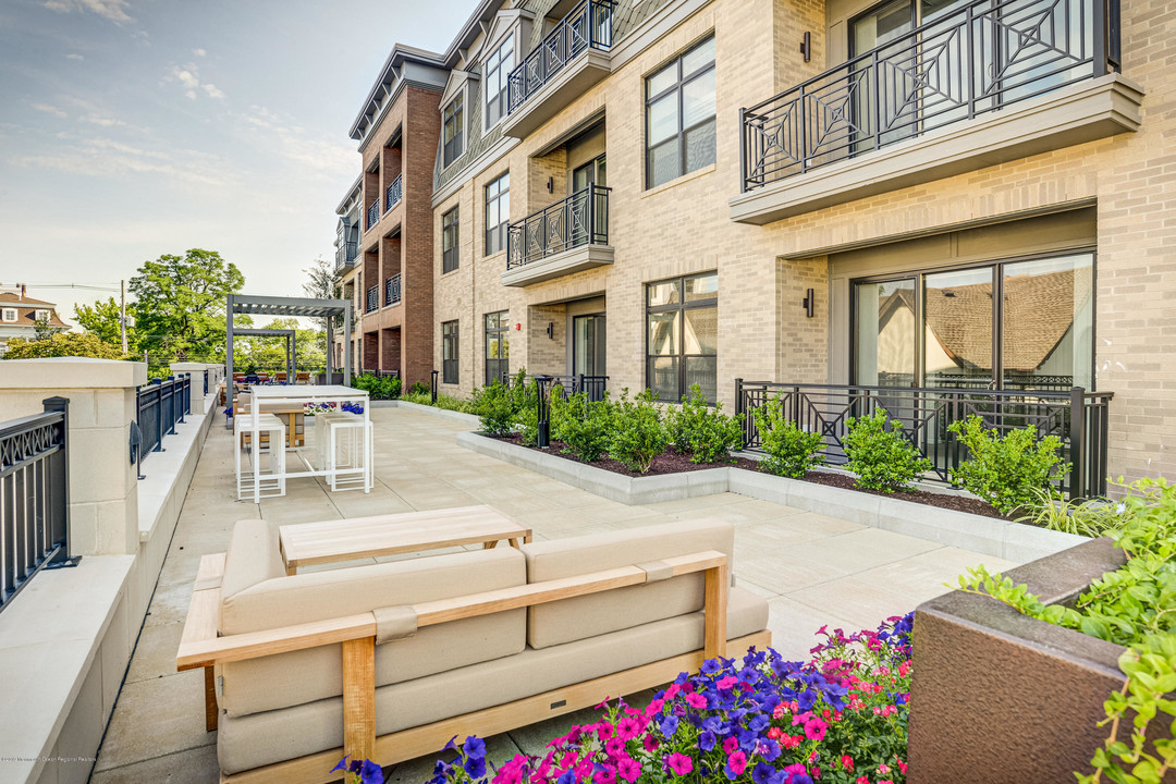 55 W Front St in Red Bank, NJ - Foto de edificio