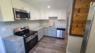 15 Stock Pl in Manchester, CT - Building Photo - Building Photo