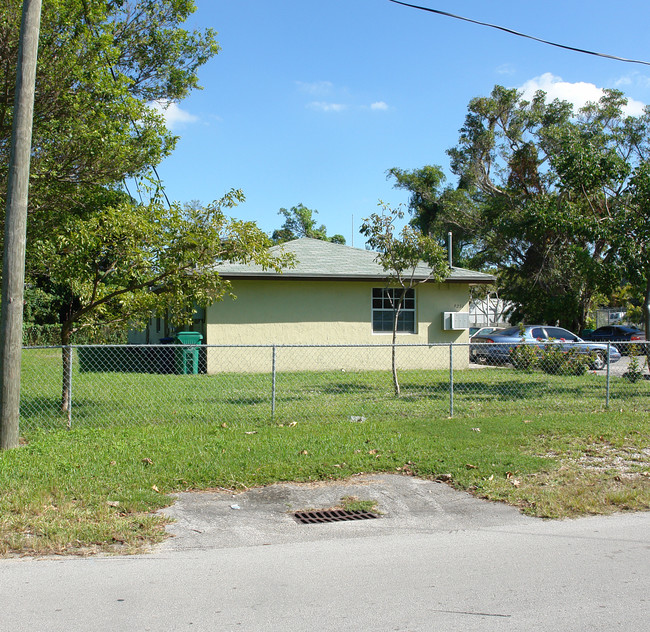 9251 NW 8th Ave in Miami, FL - Foto de edificio - Building Photo