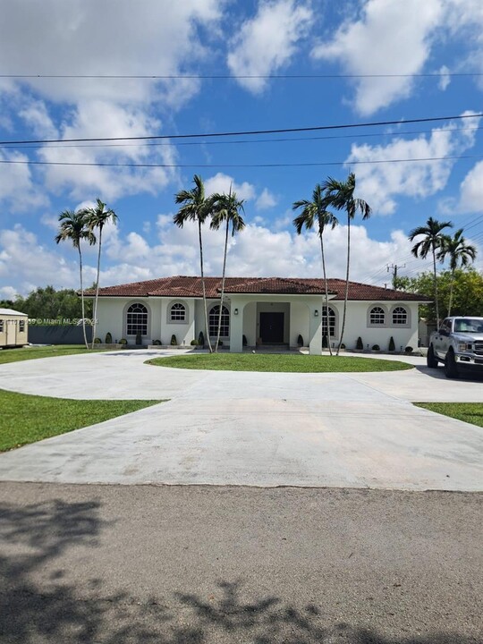 10305 SW 70th St in Miami, FL - Building Photo
