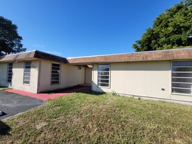 7903 NW 68th Ave in Tamarac, FL - Foto de edificio - Building Photo