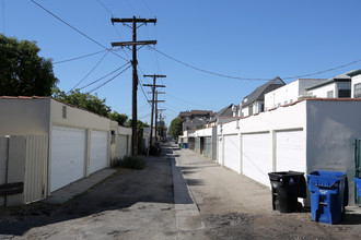 130 N Sweetzer Ave in Los Angeles, CA - Building Photo - Building Photo