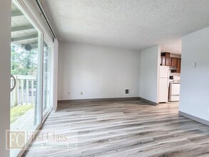 5704 SW Beaverton Hillsdale Hwy in Portland, OR - Building Photo - Building Photo