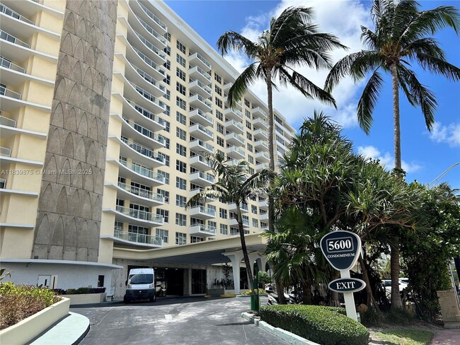 5600 Collins Ave in Miami, FL - Building Photo - Building Photo