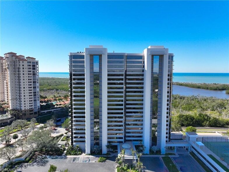 6825 Grenadier Blvd, Unit PH4 in Naples, FL - Building Photo