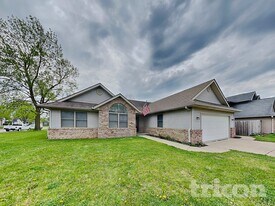 2289 Broadmoor Ln in Columbus, IN - Building Photo