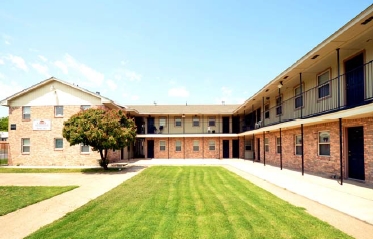 Circle Apartments in Denison, TX - Building Photo