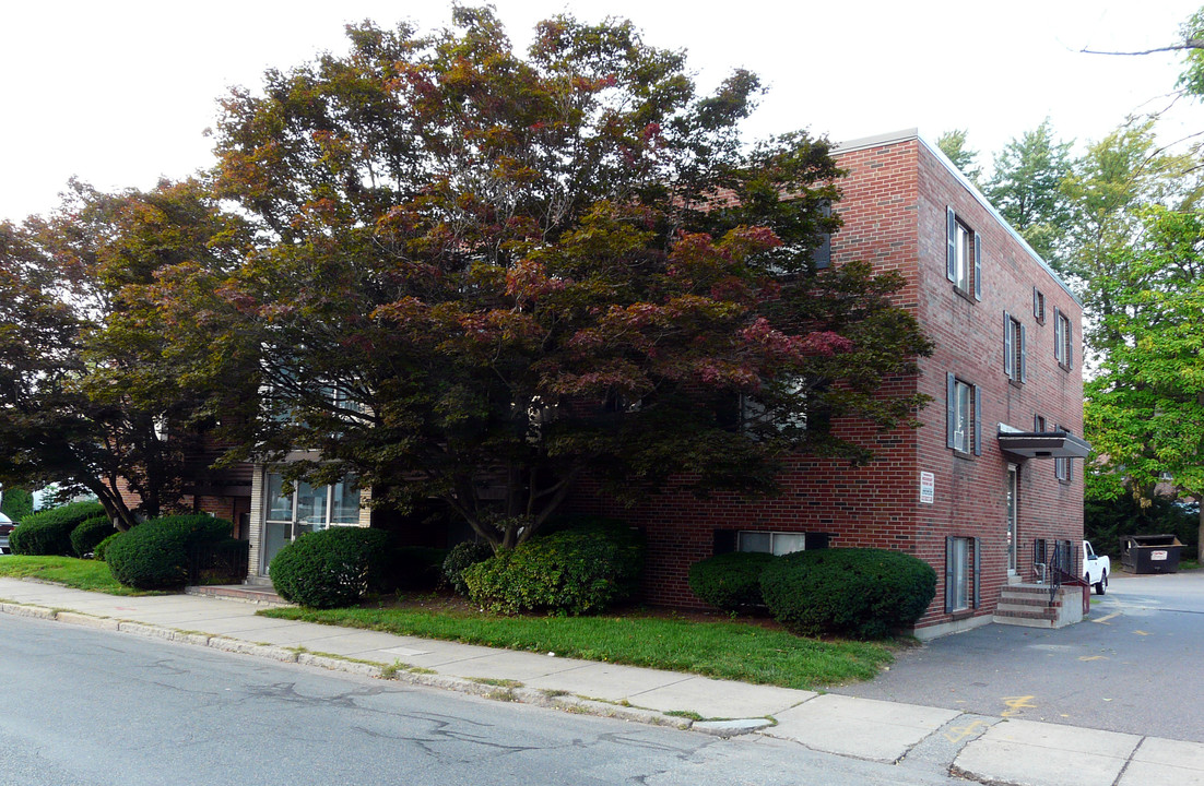 Celeste Apartments in Reading, MA - Foto de edificio