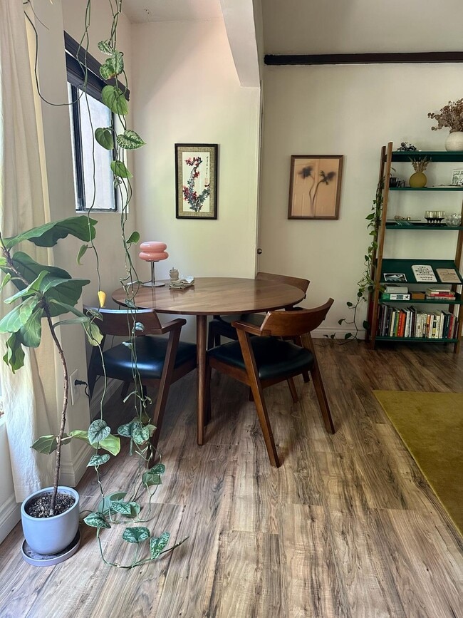 1529 N Hobart Blvd, Unit 1529 in Los Angeles, CA - Building Photo - Building Photo