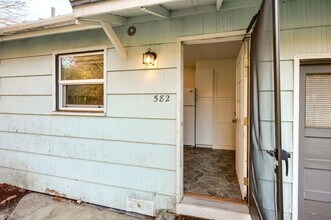 582 Riverside Ave in Gold Hill, OR - Building Photo - Building Photo