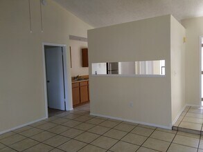 1726 Howland Blvd in Deltona, FL - Foto de edificio - Building Photo