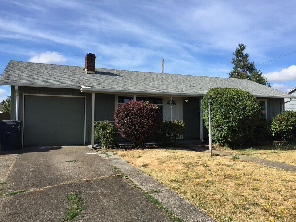 1307 Pleasant St in Springfield, OR - Building Photo