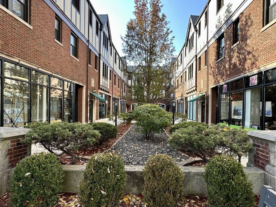 901 Green Bay Rd in Winnetka, IL - Building Photo