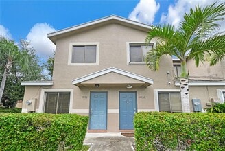 4930 S University Dr in Davie, FL - Building Photo - Building Photo