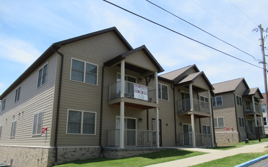 McLane Apartments in Morgantown, WV - Foto de edificio