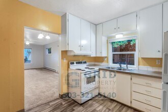 5725 SE Center St in Portland, OR - Building Photo - Building Photo