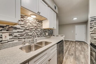 Villa Vista in Dallas, TX - Building Photo - Building Photo