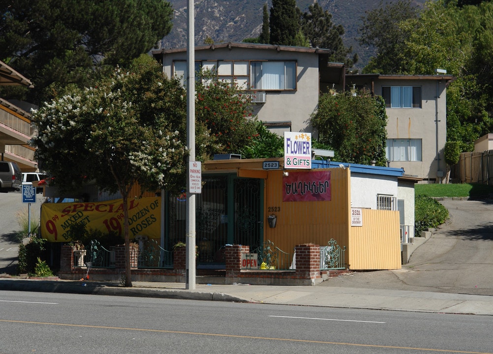 2521-2523 Foothill Blvd in La Crescenta, CA - Building Photo