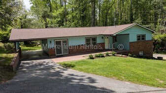 17 Due West Rd in Hendersonville, NC - Building Photo