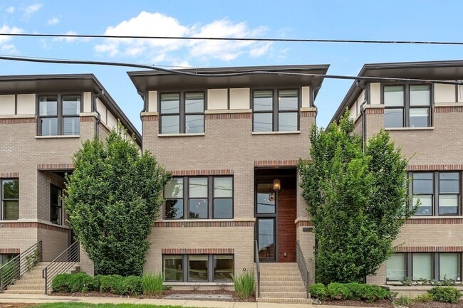 property at 206 S 10th St