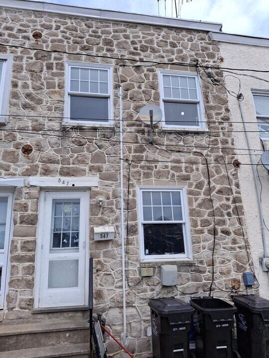 547 Ferry Ave in Norristown, PA - Building Photo