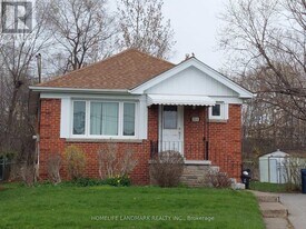 211 Ellington Dr in Toronto, ON - Building Photo